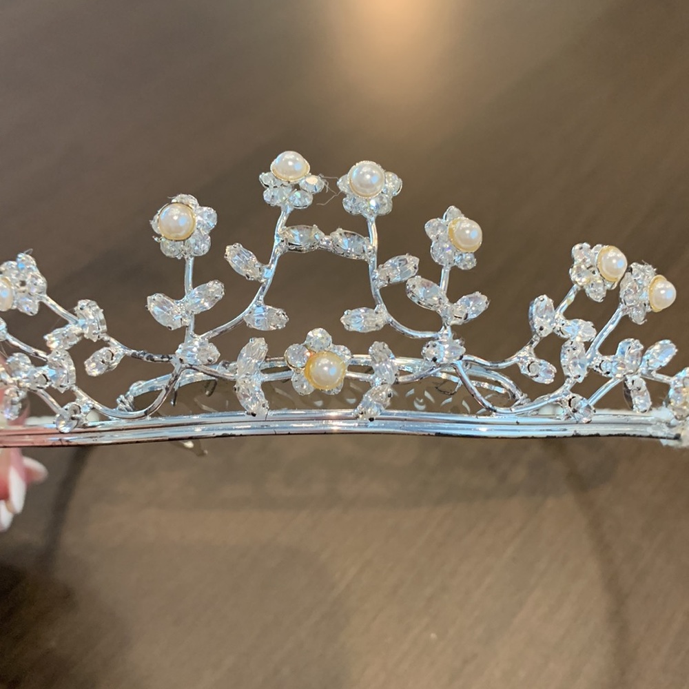 EUC! Silver Flowers with Pearls and Crystal Wedding Tiara